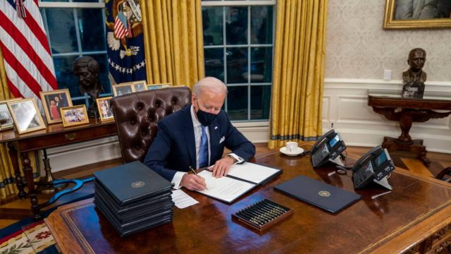 Joe Biden firma orden para el uso obligatorio de cubrebocas en vuelos a Estados Unidos