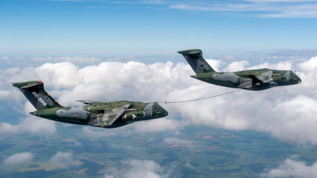 KC-390 completa con éxito calificación de reabastecimiento en vuelo