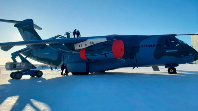 KC-390 Millennium de la Fuerza Aérea Brasileña viaja a Alaska para pruebas en clima frío