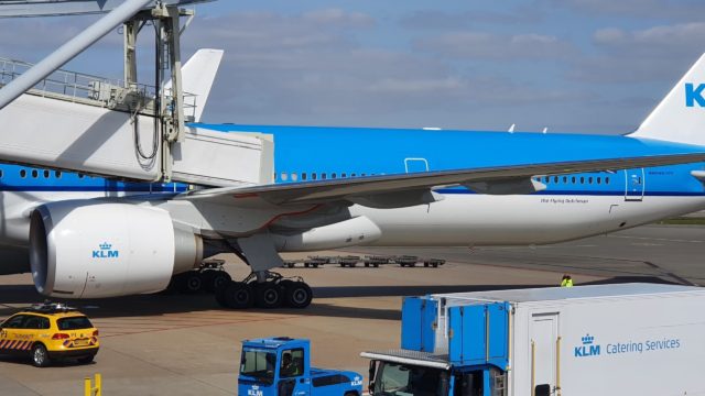 Un nuevo Boeing 777 de KLM sufrió daños en el fuselaje durante su retroceso