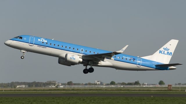 KLM reinicia operaciones a 8 destinos europeos con uso obligatorio de mascaras faciales