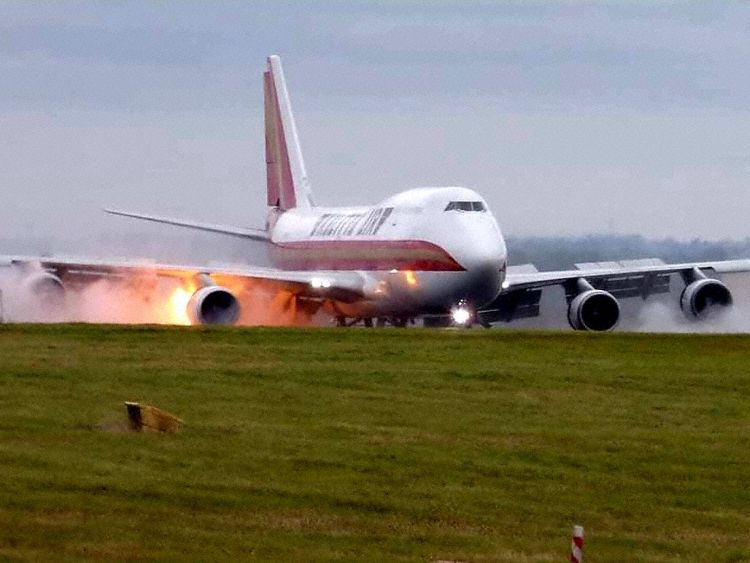 Boeing 747 de Kalitta Air experimente fuego en un motor durante su aterrizaje en Reino unido