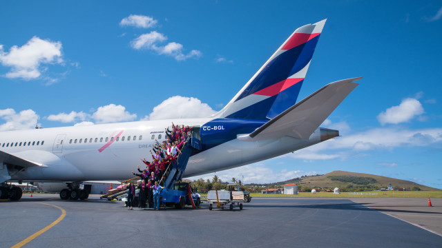 LATAM Airlines estrena en Isla de Pascua su campaña anual contra el Cáncer de Mama