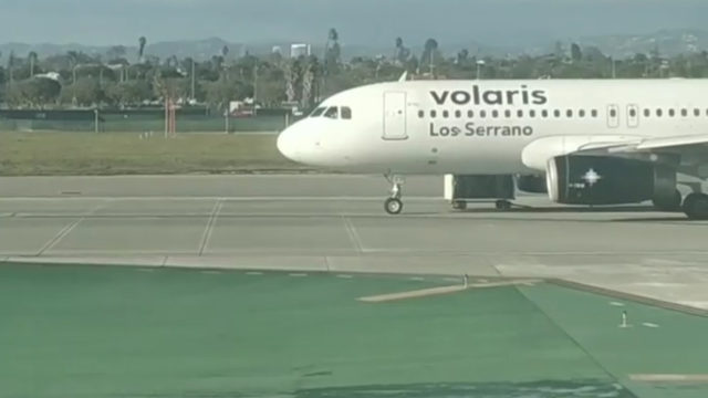A320 de Volaris dañado por vehículo en LAX