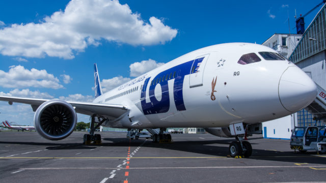 Pasajeros de LOT pagan por reparación de 787 para poder despegar