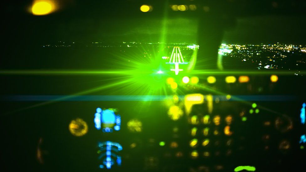 Incidentes por láser se disparan en 2020 a pesar de la caída en las operaciones aéreas: FAA