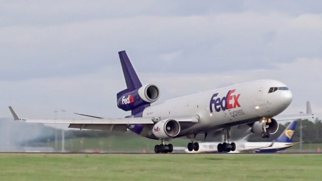 MD-11F de FedEx pierde rueda durante el despegue