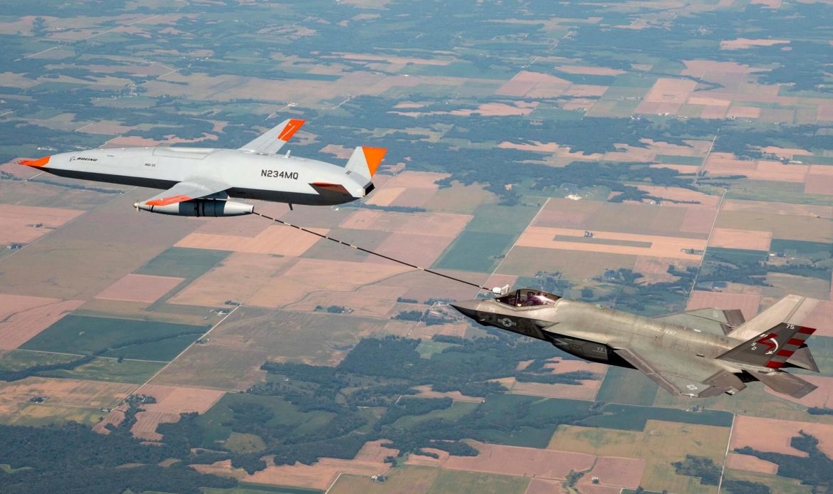 El avión no tripulado Boeing MQ-25 Stingray reabastece a un F-35 por primera vez