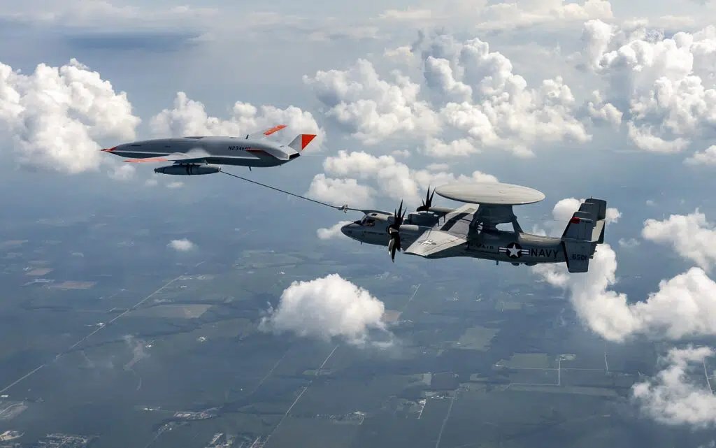 Boeing MQ-25 realiza primer reabastecimiento no tripulado al  E-2D Hawkeye