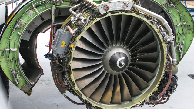 Aerolíneas inspeccionan motores de B737 tras falla de Southwest