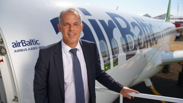 Director ejecutivo de airBaltic completa curso de habilitación del Airbus A220