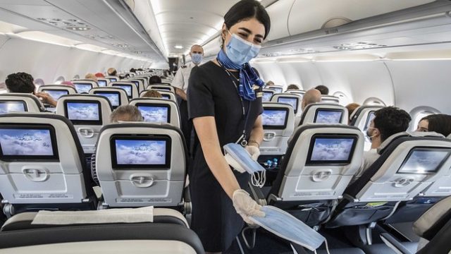 Viajeros se enfrentan al riesgo de sanciones por negarse a usar cubiertas faciales durante los vuelos: IATA