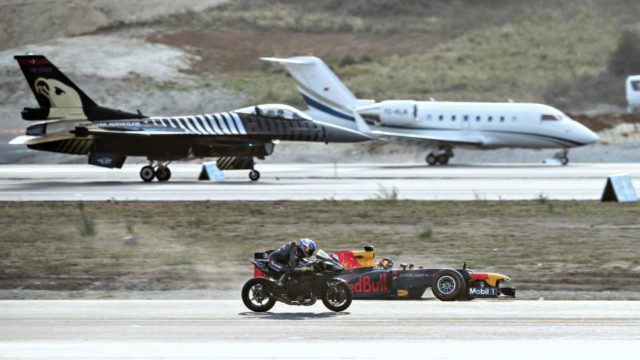 Vídeo: Carrera entre aviones, motocicletas y autos de carreras