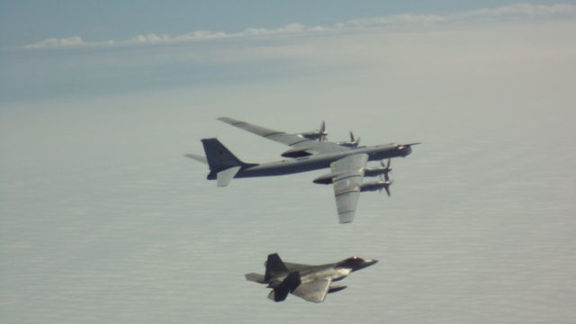 Aviones F-22 de NORAD interceptan dos grupos de bombarderos rusos cerca de Alaska