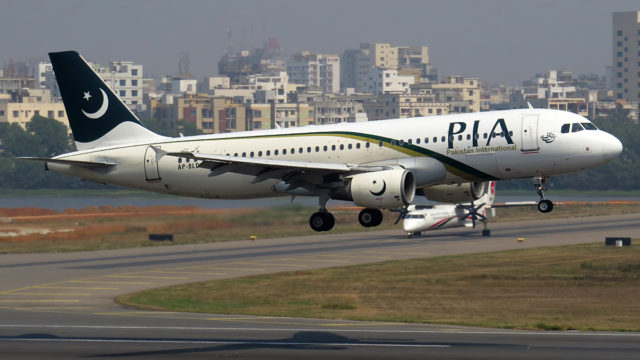 Confirman que el A320 de PIA tocó la pista sin el tren de aterrizaje desplegado