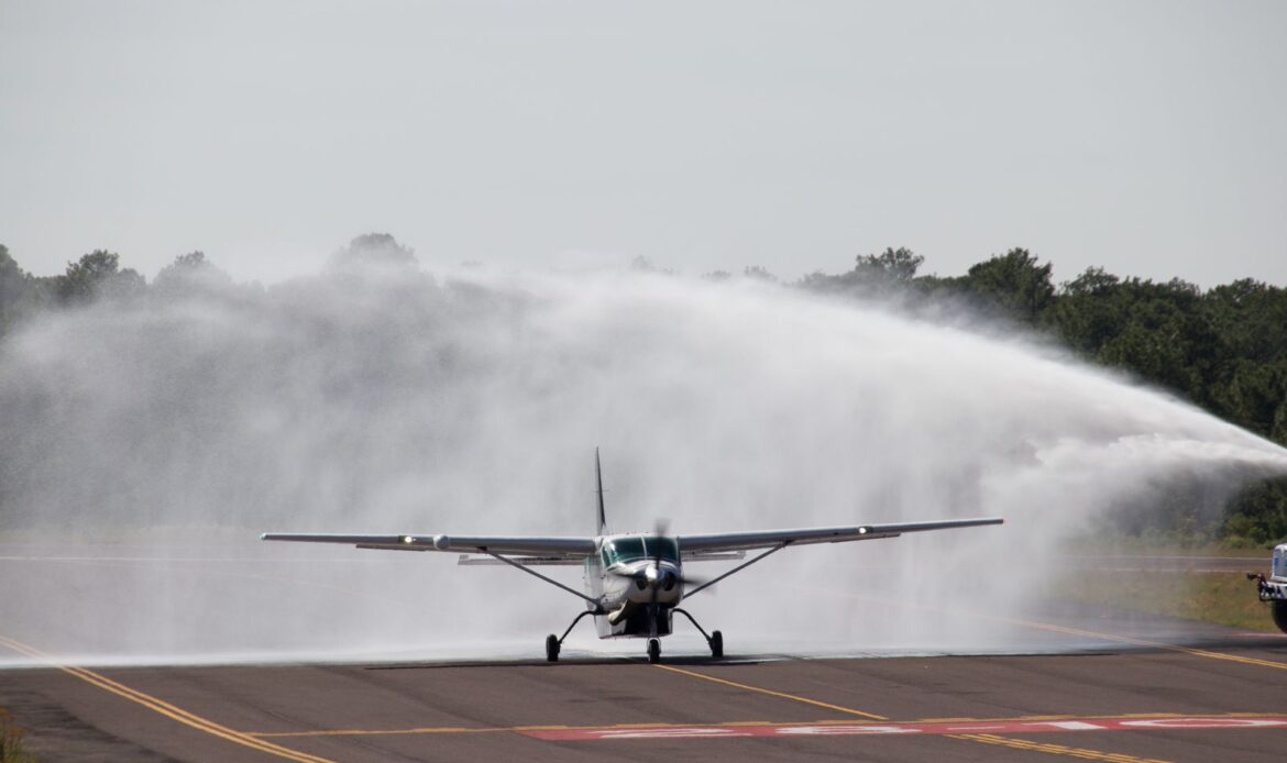 Aterriza primer vuelo comercial en el Aeropuerto Barrancas del Cobre