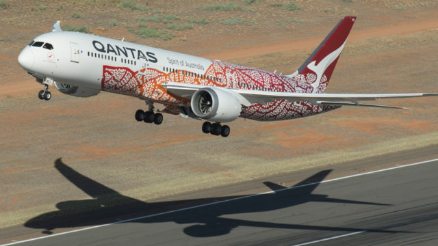 B787 de Qantas realiza vuelo transpacífico con tomas estáticas de motores cubiertas