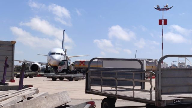 Boeing 737-800 impacta durante el remolque con camión de combustible en el Aeropuerto de Malta