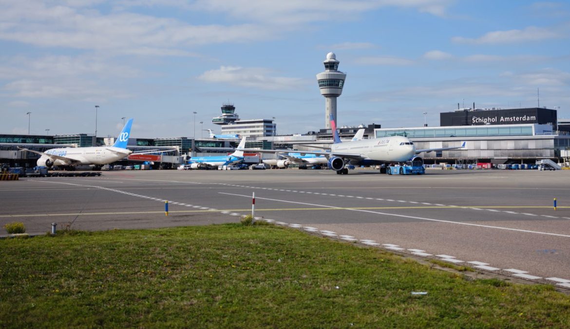 Aeropuerto Schiphol reduce sus operaciones y prohibe operaciones a ciertos aviones