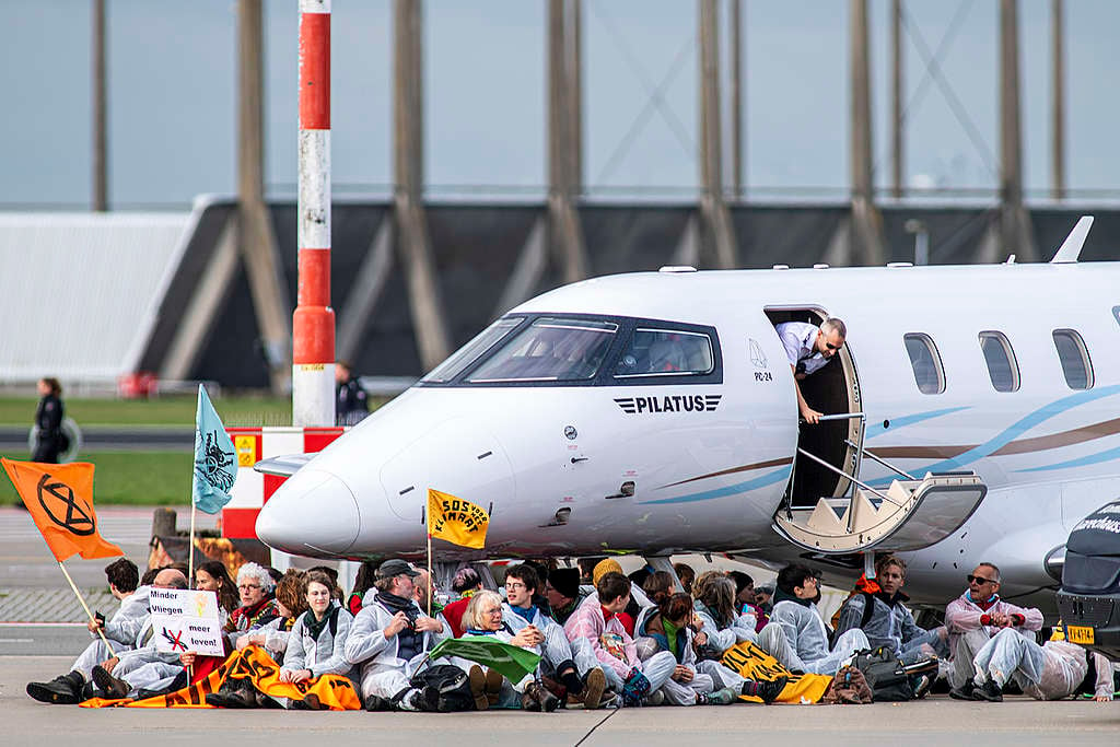 Activistas climáticos se manifiestan en el aeropuerto de Schiphol