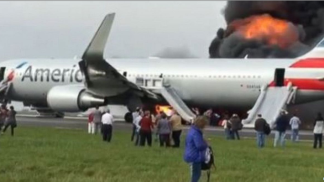 Se incendia avión de American Airlines en Chicago