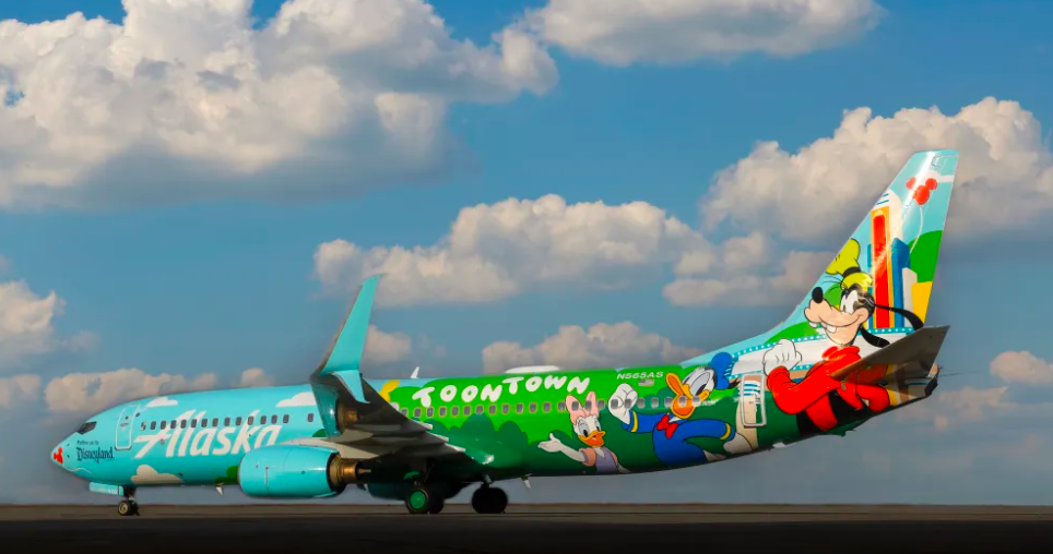 Alaska Airlines muestra nuevo livery con temática de Disneyland Resort