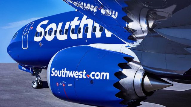 Boeing 737 MAX de Southwest aterriza de emergencia por impacto de aves