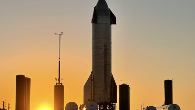 El cohete SpaceX Starship SN-10 aterriza con éxito antes de explotar
