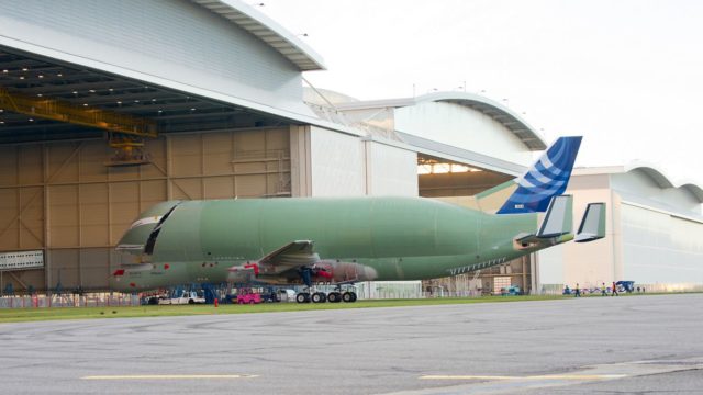 Fotos: Primer Airbus Beluga XL sale de línea de ensamblaje