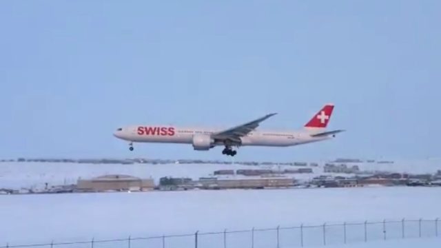 VIDEO: 777 de Swiss International Airlines aterriza en Iqaluit, Canadá, por falla de motor