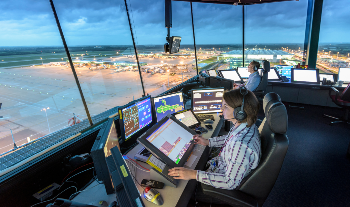 FAA contrata a 1,500 controladores de tráfico aéreo