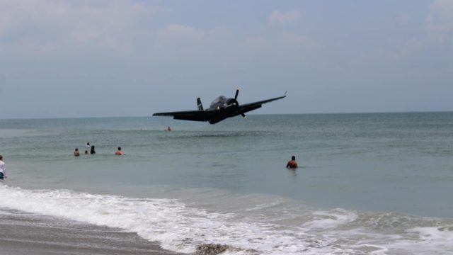 Grumman TBM Avenger realiza amerizaje durante el  Cocoa Beach Airshow.