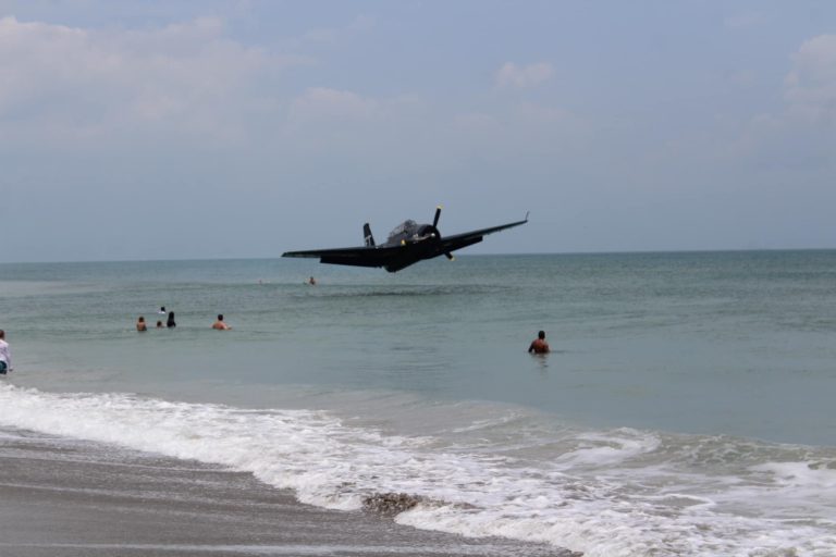 Grumman TBM Avenger realiza amerizaje durante el Cocoa Beach Airshow