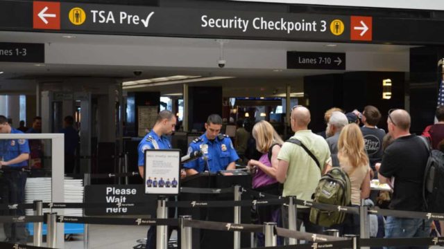 TSA registra más de un millón de pasajeros en un solo día por primera vez desde marzo