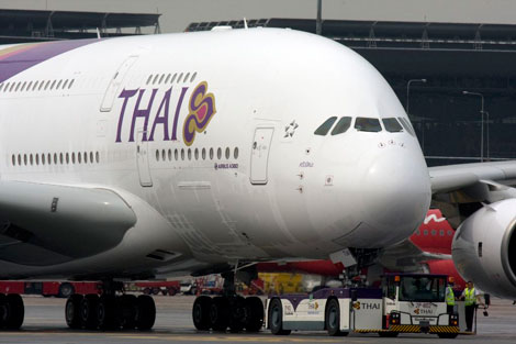 Camión choca contra A380 de Thai Airways