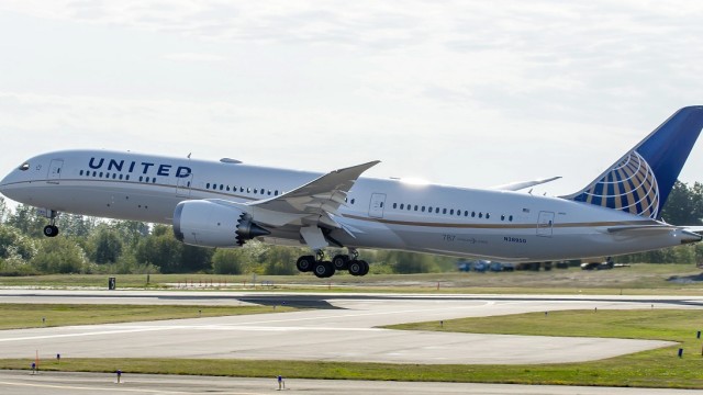 Boeing 787-9 de United Regresa a Los Ángeles