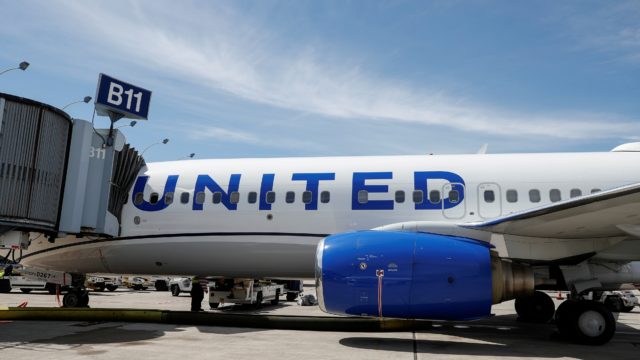 Vuelo de United Airlines regresa por humo en cabina de pasajeros