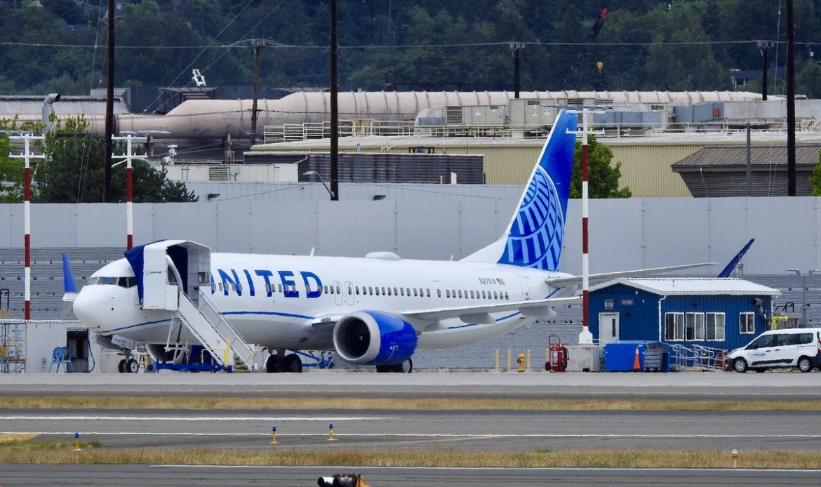 Pilotos de United Airlines rechazan propuesta de aumento salarial