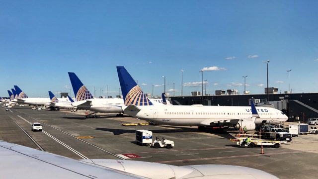 United Airlines reduce en 50% su capacidad operativa y  recorta el 50% de los salarios del equipo directivo