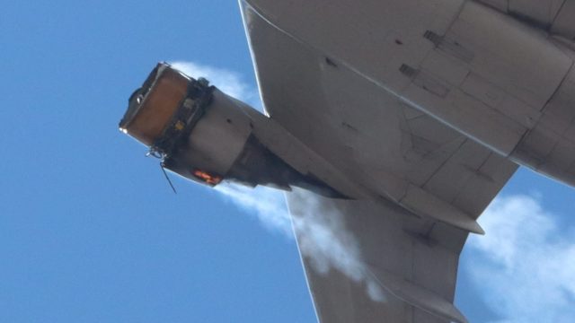 Boeing 777-200 de United Airlines sufre falla grave en el motor número 2 minutos después del despegue
