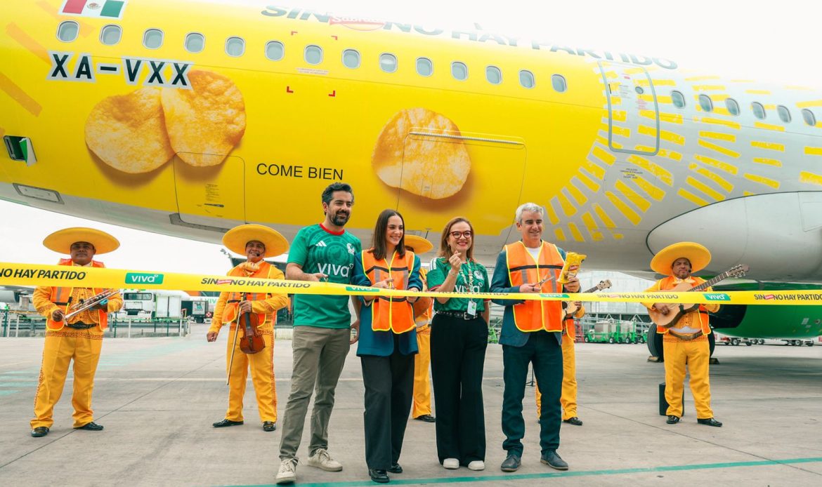 Viva presenta avión temático de Sabritas para celebrar la temporada del mundial