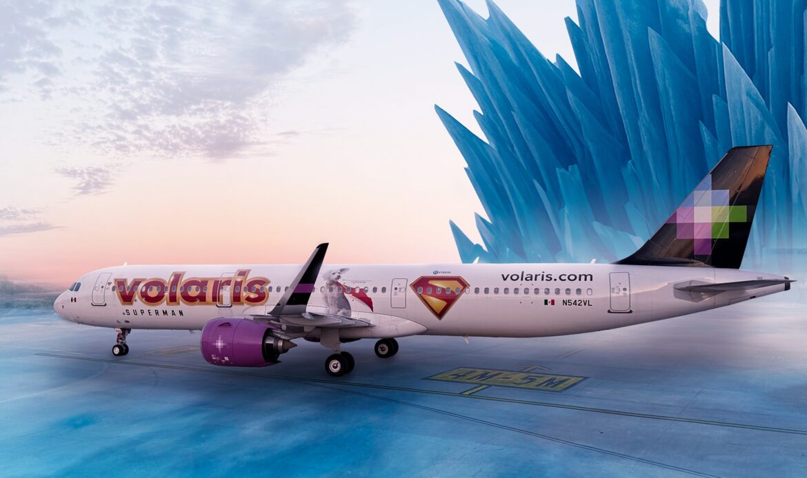 Volaris presenta avión con imagen especial de Superman