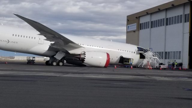 Colapsa tren de aterrizaje de nariz de Boeing 787