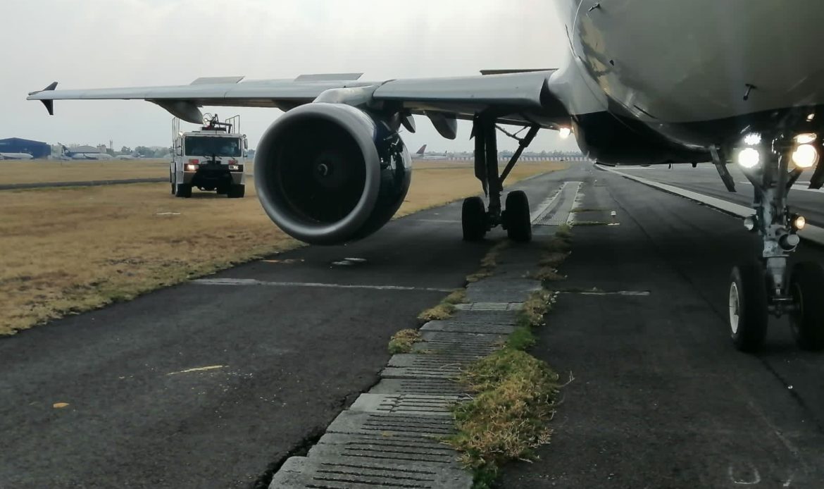 Revienta neumático de un A319 en el AICM durante su carrera de despegue