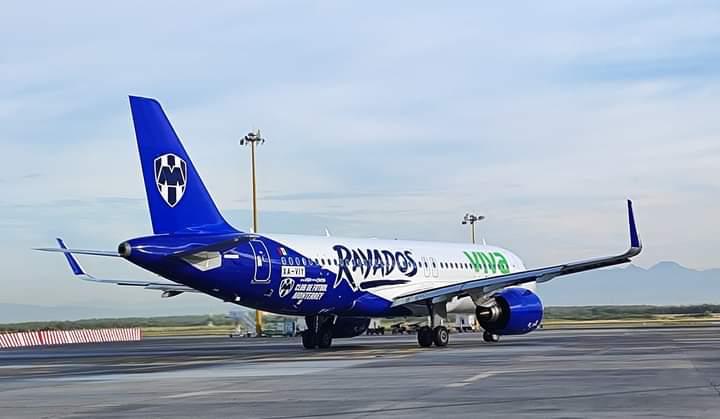 Viva Aerobus presenta avión con la imagen de Monterrey Rayados