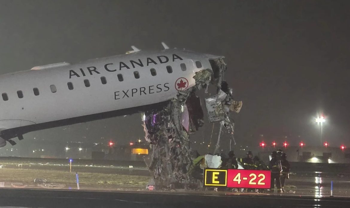 CRJ-900 de Air Canada Express colisiona con un vehículo de emergencia en LaGuardia