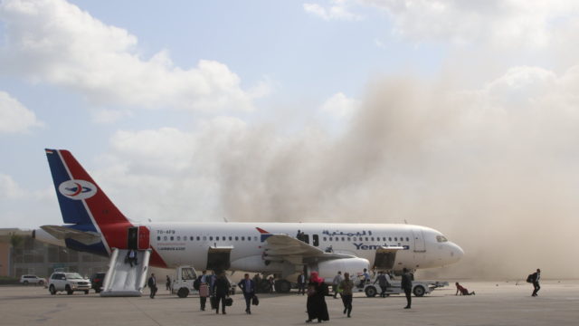 Se registran explosiones en el aeropuerto de Aden en Yemen