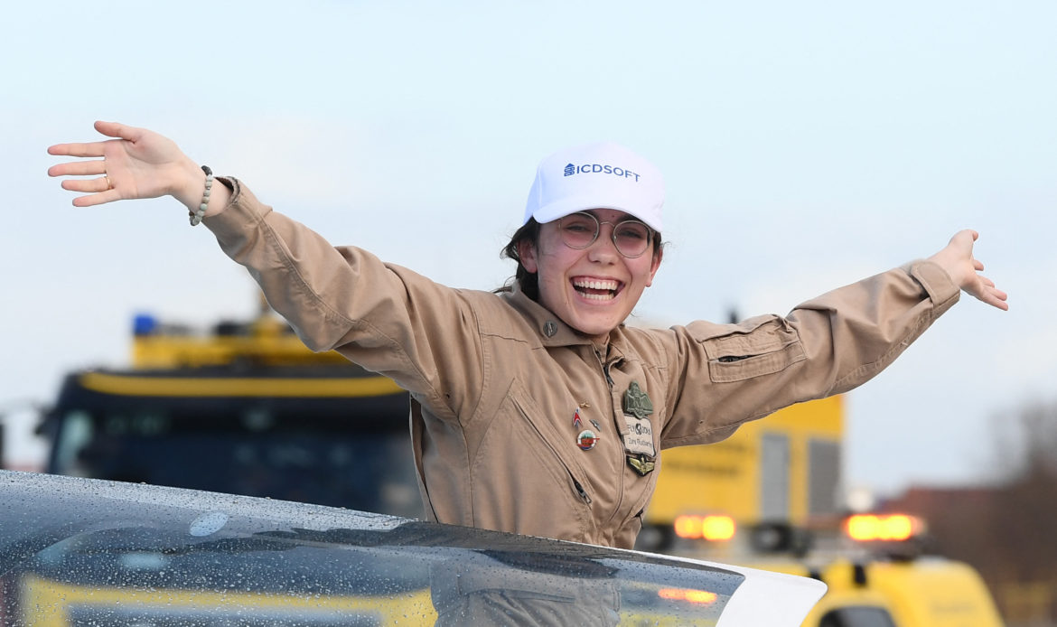 Zara Rutherford se convierte en la mujer más joven en volar en solitario alrededor del mundo