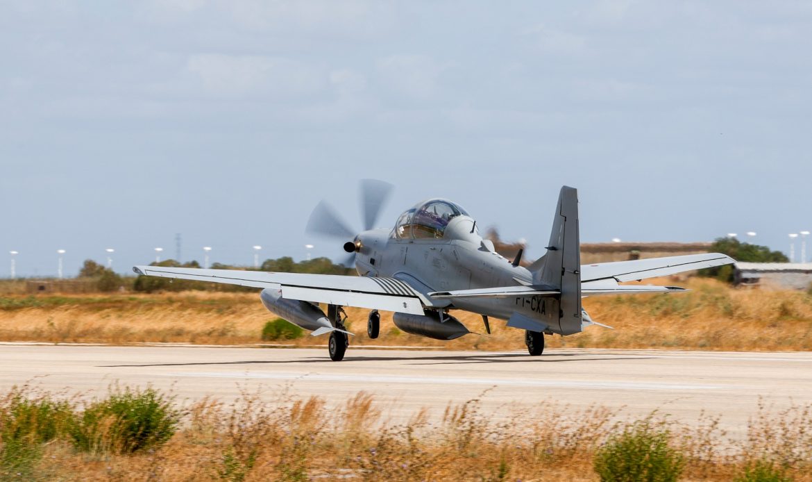 Primeros A-29N Super Tucano llegan a OGMA para integración de sistemas de la OTAN