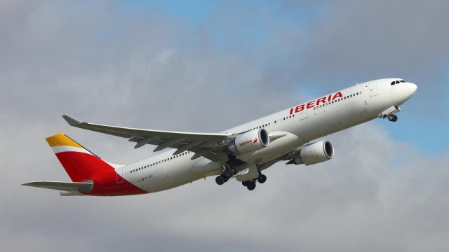 Iberia en mayo, la aerolínea más puntual del mundo